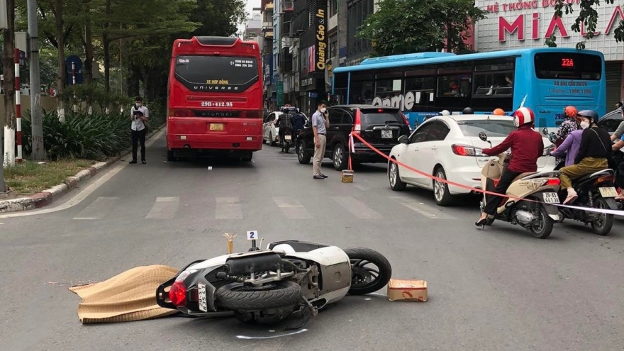 Va chạm với xe 45 chỗ, một phụ nữ đi xe máy tử vong thương tâm trên đường phố Hà Nội
