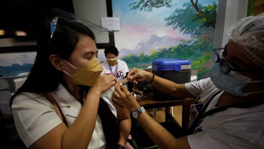 Philippines phê duyệt tiêm liều vaccine Covid-19 tăng cường thứ 2