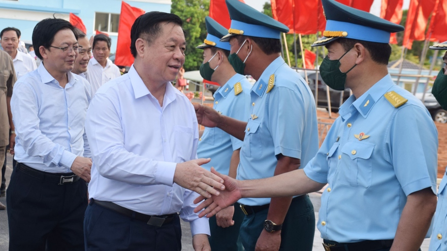 Trưởng Ban Tuyên giáo TƯ và Phó Chủ tịch nước thăm lực lượng Phòng không Không quân
