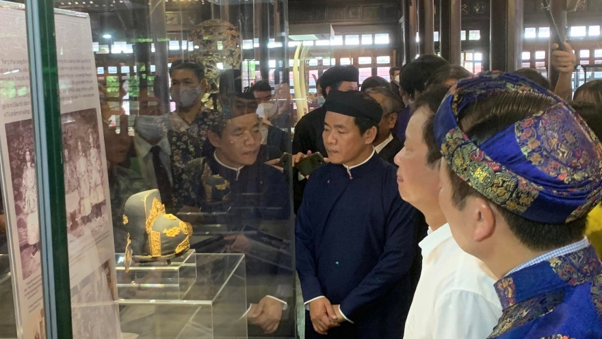 Thừa thiên Huế: Tiếp nhận, trưng bày hai cổ vật triều Nguyễn phục vụ khách tham quan