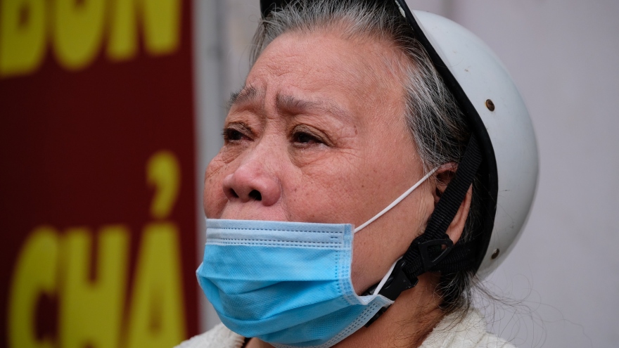 Bàng hoàng nghe tin 5 người thân tử vong trong vụ cháy ở Hà Nội