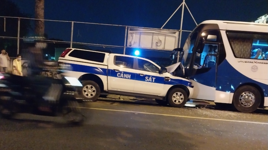Xe cảnh sát mất lái tông vào đầu xe khách 