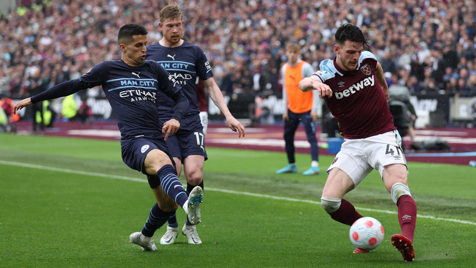 Man City bị West Ham cầm hòa, cuộc đua vô địch Ngoại hạng Anh hấp dẫn đến vòng cuối cùng