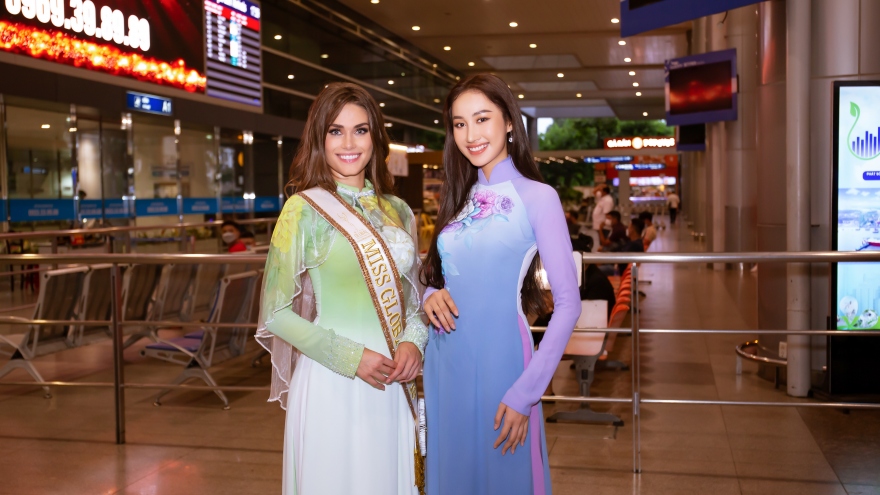 Đoàn Hồng Trang diện áo dài lụa ra sân bay đón Miss Global 2019 đến Việt Nam