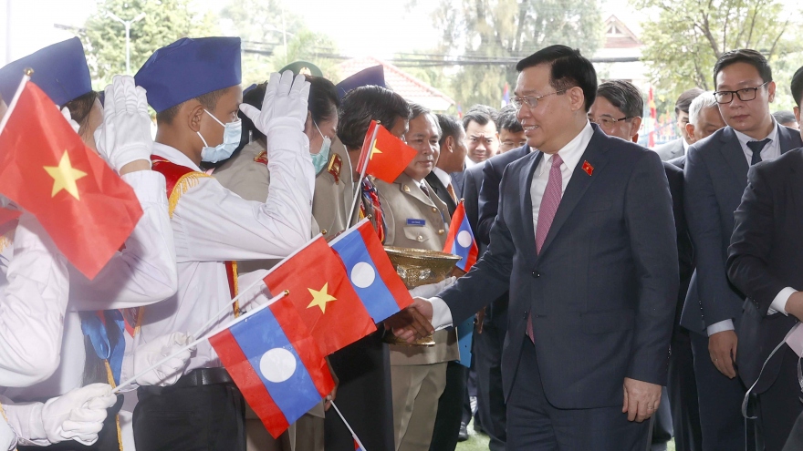 Chủ tịch Quốc hội thăm Trường dân tộc nội trú tỉnh Champasak