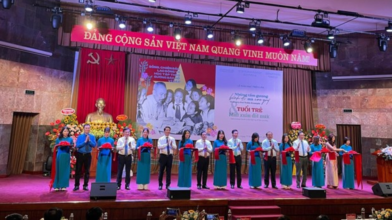 Triển lãm "Những tấm gương bình dị mà cao quý" truyền cảm hứng sống đẹp