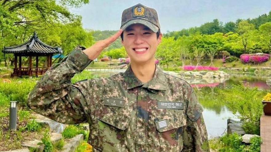 Park Bo Gum xuất ngũ, nhan sắc khiến fan mê mẩn