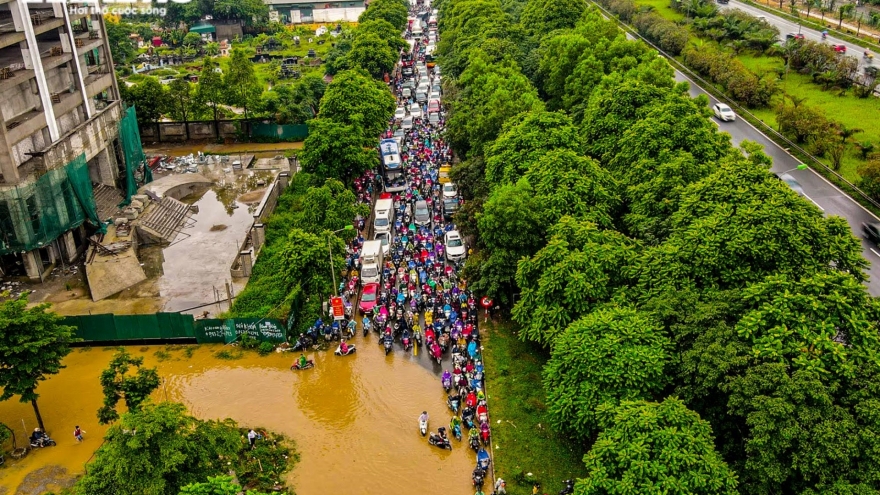 Đường gom Đại lộ Thăng Long ngập sâu gần 1m, xe cộ chết máy la liệt