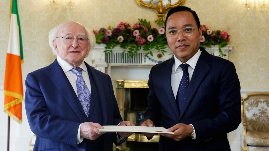Đại sứ Nguyễn Hoàng Long trình Quốc thư lên Tổng thống Ireland