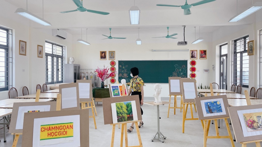 Quạt trần rơi trong giờ học ở Hà Nội khiến học sinh bị thương