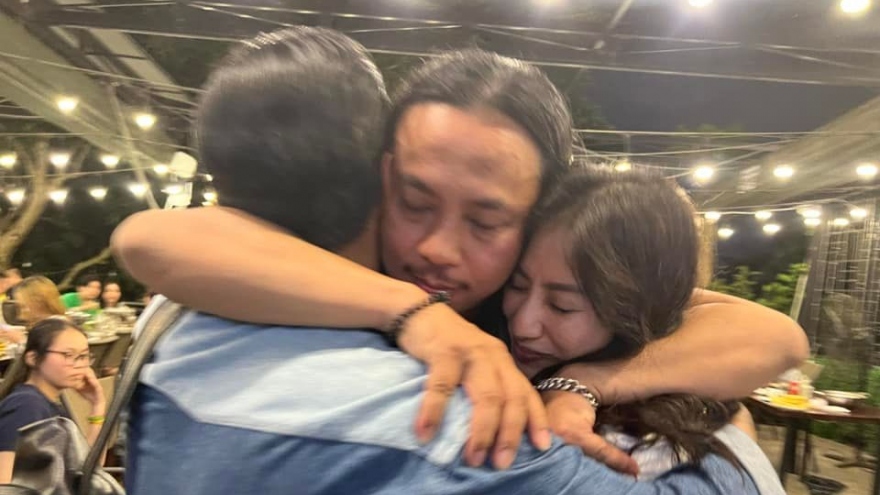 Chuyện showbiz: Chí Anh ôm vợ chồng Khánh Thi - Phan Hiển sau chiến thắng tại SEA Games