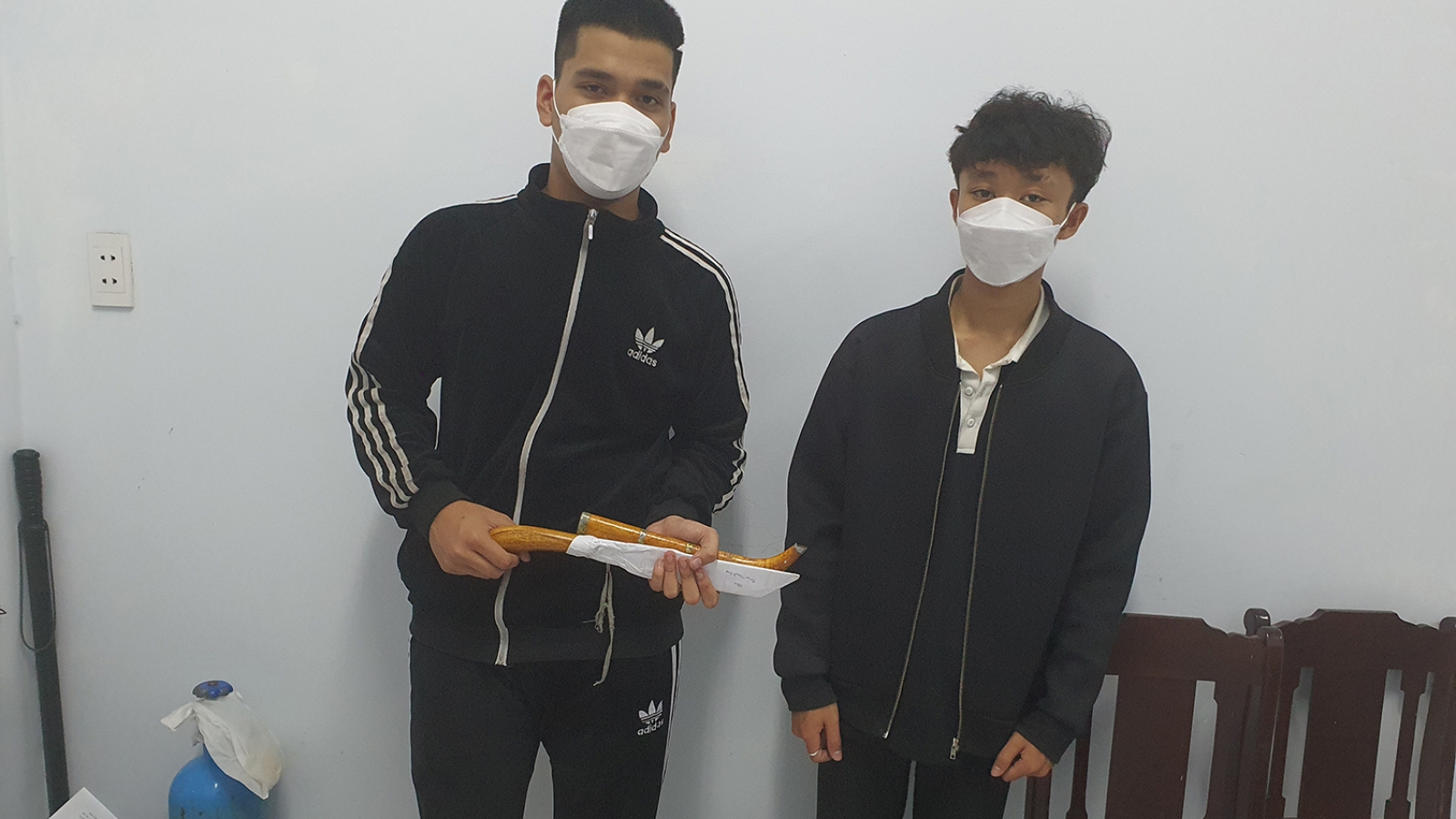 Triệu tập 2 thanh niên cầm dao gây rối trật tự ở phố du lịch An Thượng của Đà Nẵng