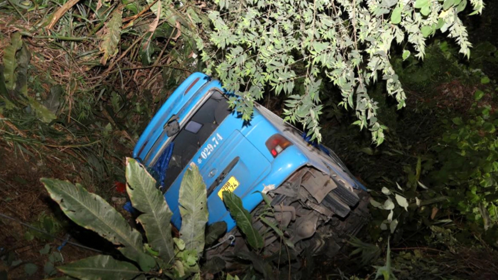 30 survive in Tam Dao as bus falls into canyon 