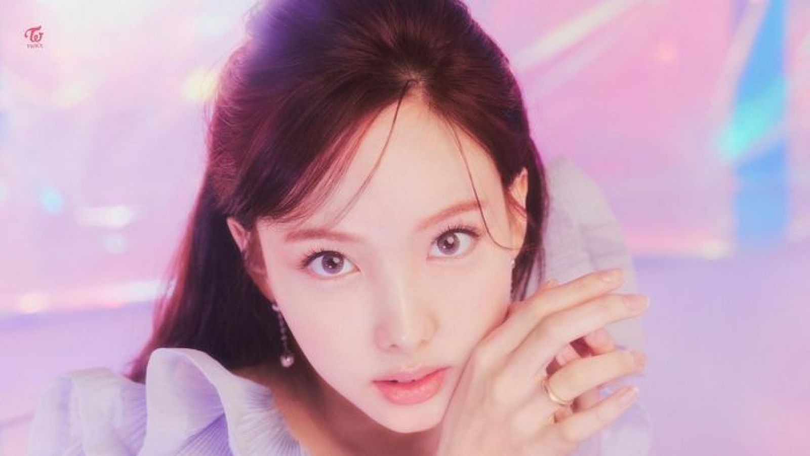 Vì sao Nayeon (TWICE), D.O (EXO) và nhiều ca sĩ nhóm nhạc K-pop ra mắt solo muộn?