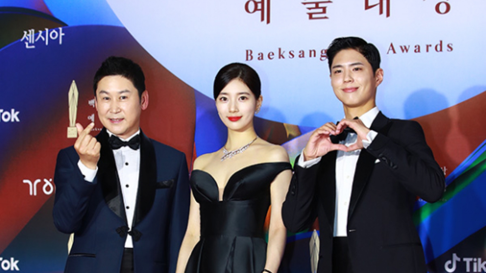 Suzy, Kim Tae Ri, YoonA,...và dàn sao Hàn lộng lẫy trên thảm đỏ Baeksang 2022