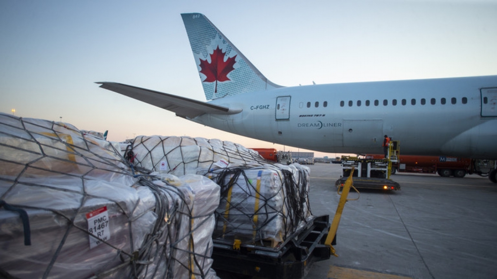 Thủ tướng Canada đến Kiev, công bố vũ khí và trang thiết bị mới cho Ukraine        