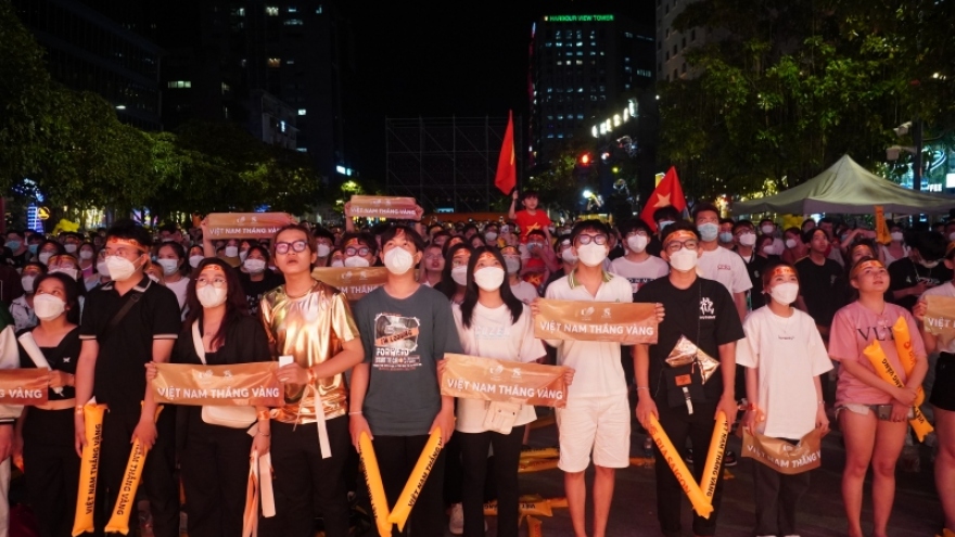 Hàng ngàn người dân TP.HCM "tiếp lửa" cho U23 Việt Nam