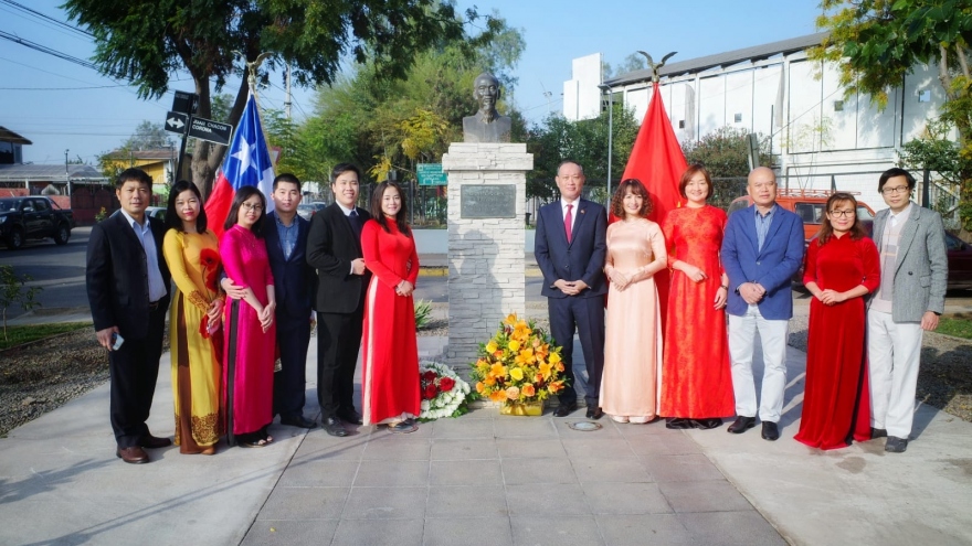Dâng hoa kỷ niệm 132 năm ngày sinh của Chủ tịch Hồ Chí Minh tại Santiago, Chile