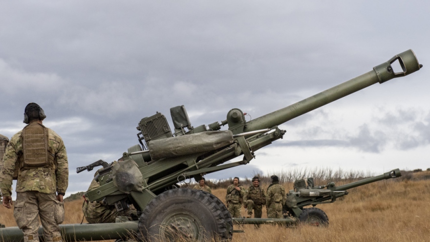 Quân đội New Zealand huấn luyện binh sĩ Ukraine sử dụng pháo 105mm