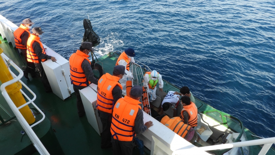 Chi đội Kiểm ngư số 4 đưa ngư dân gặp nạn chuyển tuyến điều trị kịp thời
