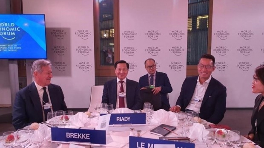 Deputy PM Le Minh Khai active at WEF Davos 2022