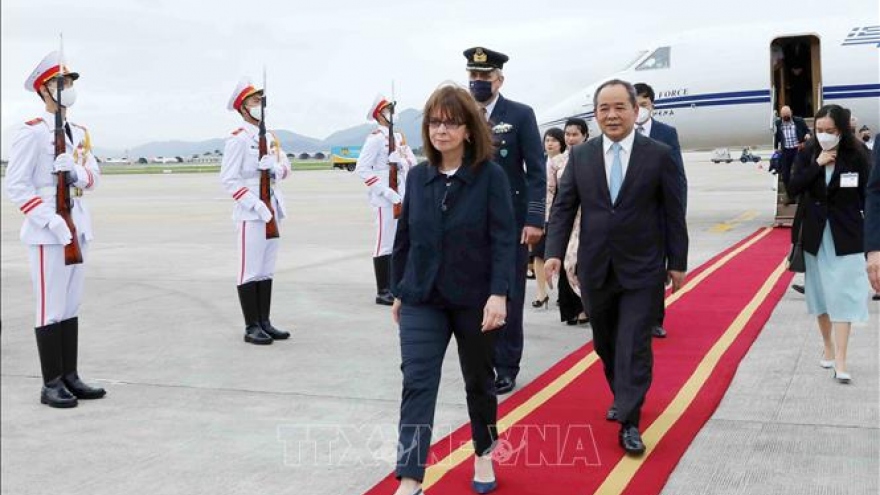 Greek President arrives in Hanoi for Vietnam visit 