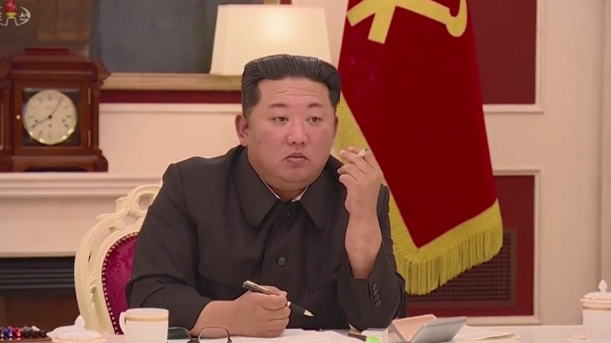 Nhà lãnh đạo Triều Tiên Kim Jong Un chỉ đạo cuộc họp về chống Covid-19