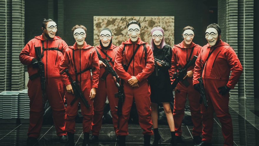 "Money Heist" bản Hàn tung teaser kịch tính với ngôi sao "Squid game" Park Hae Soo