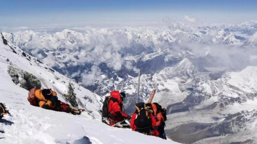 Trung Quốc lắp đặt trạm thời tiết tự động cao nhất thế giới trên đỉnh Everest