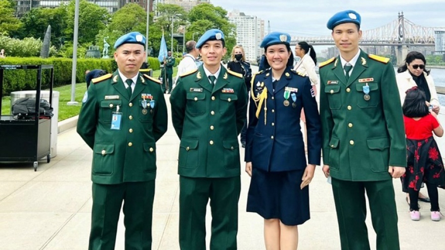Three Vietnamese military officers awarded UNHQ medal