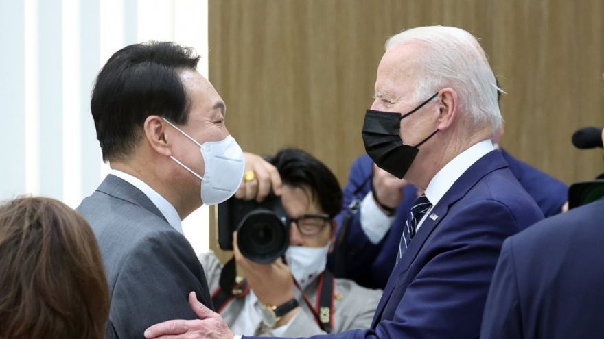 Nội dung chính cuộc gặp đầu tiên giữa Tổng thống Biden với tân Tổng thống Hàn Quốc