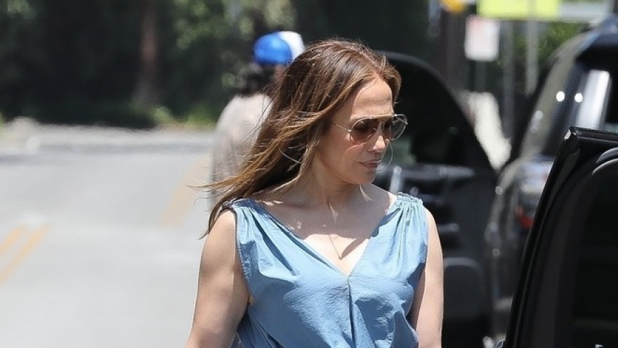 Jennifer Lopez trẻ trung đi mua sắm dịp cuối tuần