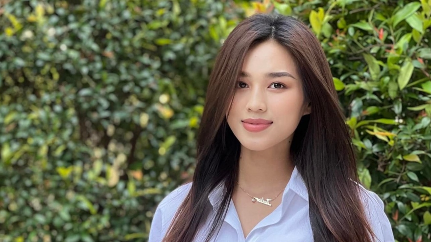 Tạm "xả vai" Hoa hậu, Đỗ Thị Hà đẹp cuốn hút với áo sơ mi trắng trở lại trường