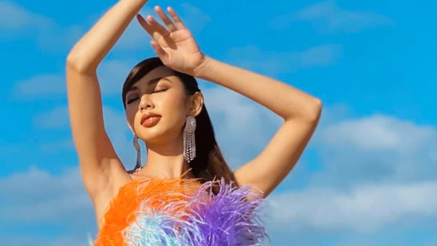 Hoa hậu Thùy Tiên diện đầm lông vũ rực rỡ, thả dáng quyến rũ trên sa mạc