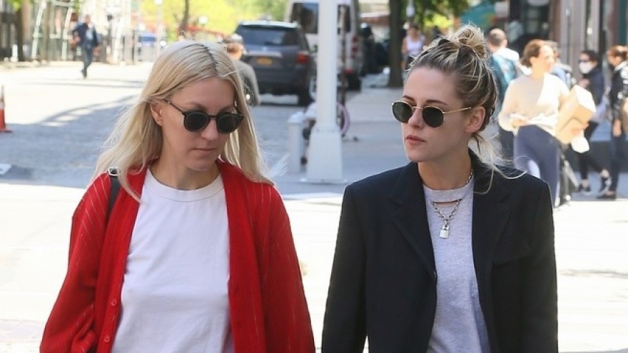 Kristen Stewart và hôn thê nắm tay tình cảm đi chơi ở New York