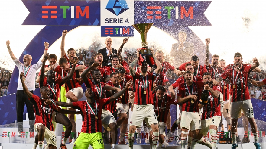 Các cầu thủ AC Milan ăn mừng cuồng nhiệt khi vô địch Serie A lần đầu sau 11 năm