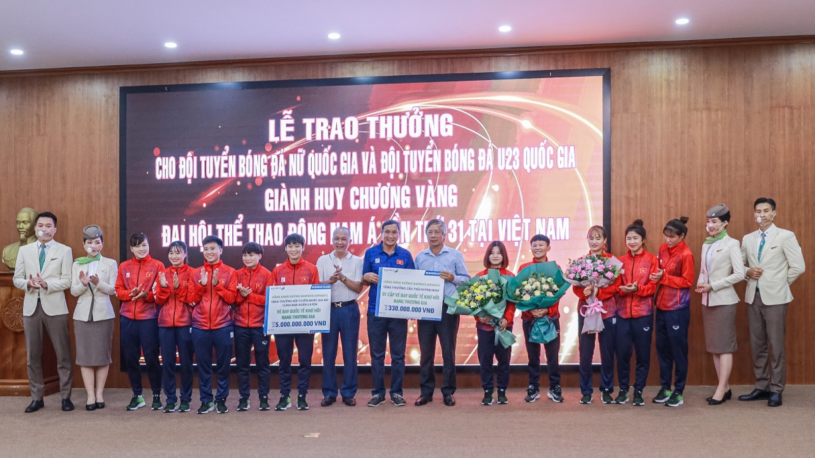 Bamboo Airways tặng 10 tỷ đồng cho 2 đội tuyển bóng đá Việt Nam