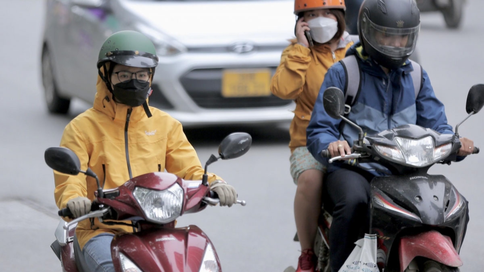 Locals bundle up as rare cold spell hits Hanoi