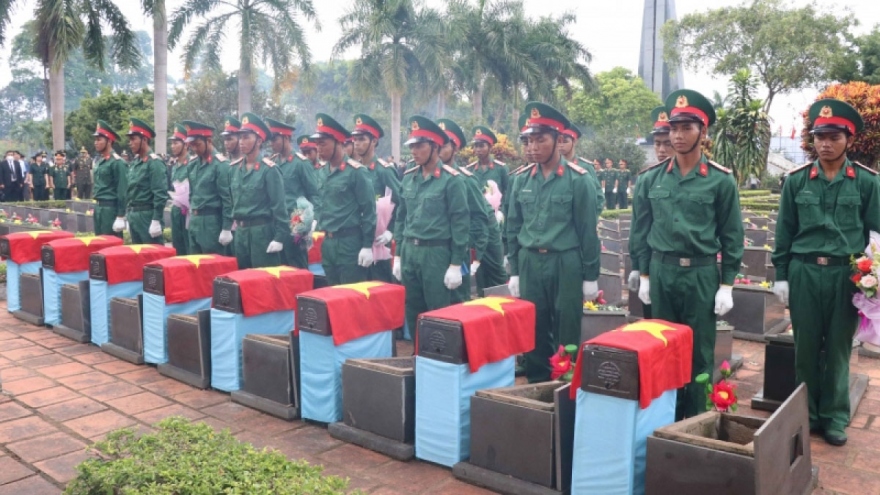 Burial service held for Vietnamese volunteer soldiers in Cambodia