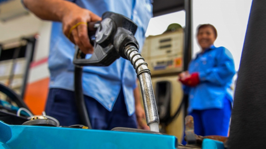 Domestic retail petrol prices rise to VND28,430 per litre