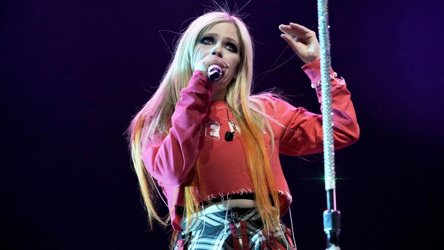 Avril Lavigne hủy show diễn vì 1 ca mắc Covid-19