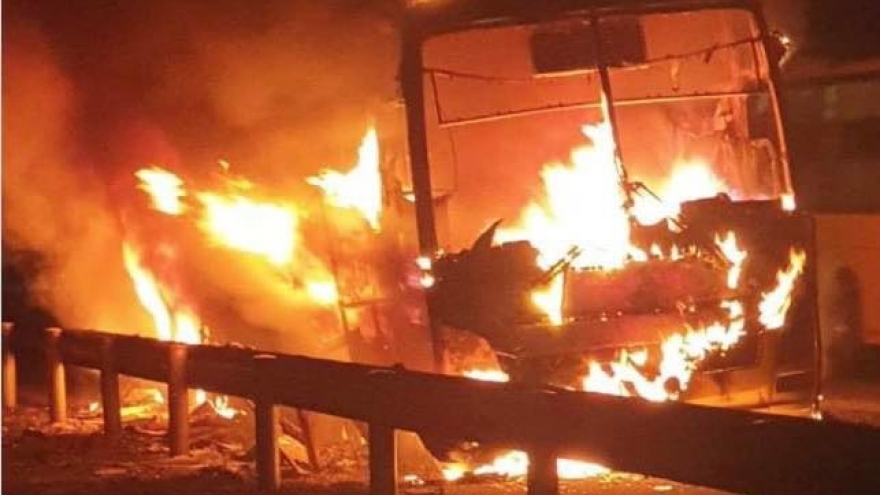 Xe khách giường nằm của nhà xe Hà Sơn tuyến Lào Cai - Hà Nội bốc cháy dữ dội