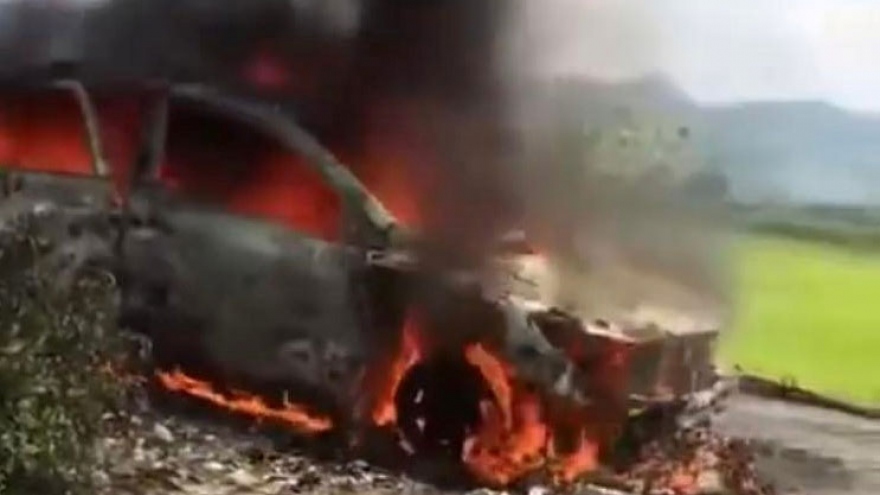 Ô tô đang chạy bất ngờ bốc cháy dữ dội, cả gia đình 4 người thoát chết