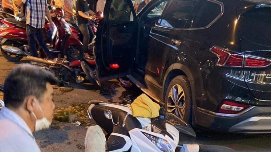 Xe 7 chỗ tông liên hoàn nhiều xe máy khiến 4 người bị thương