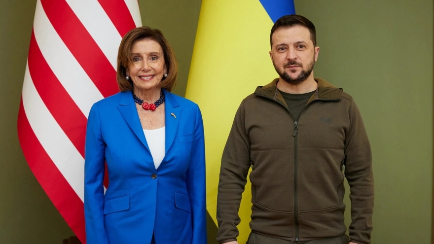 Chủ tịch Hạ viện Mỹ Pelosi gặp Tổng thống Ukraine Zelensky, cam kết sát cánh với Kiev