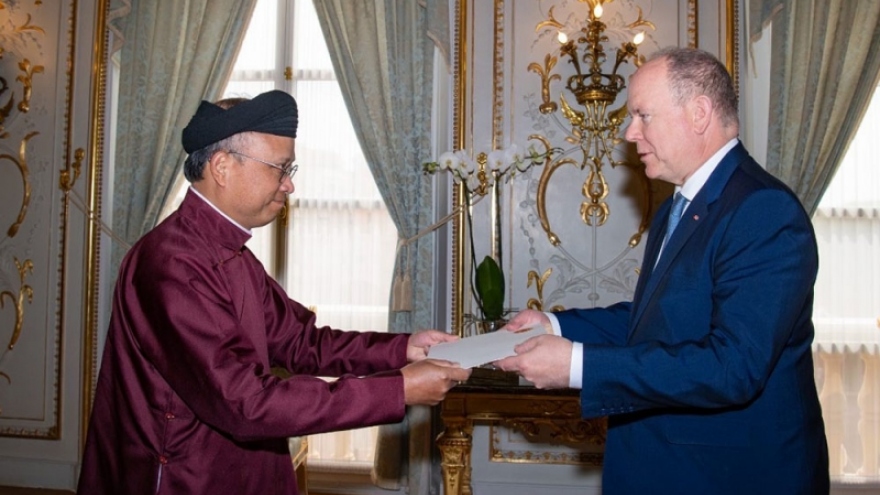 Đại sứ Việt Nam trình Quốc thư lên Quốc Vương Monaco