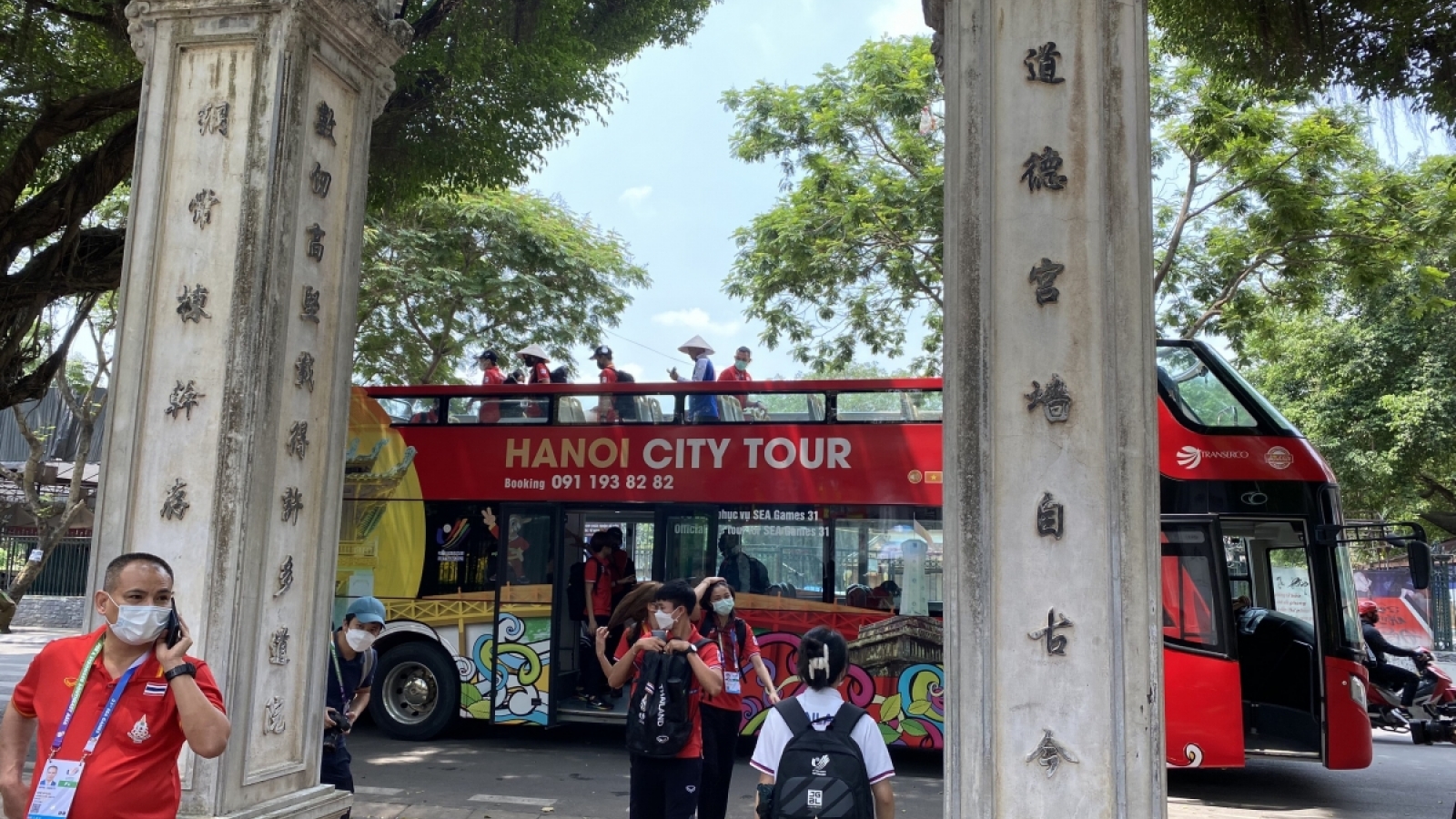 Hanoi offers free double-decker tour to Thai athletes and coaches