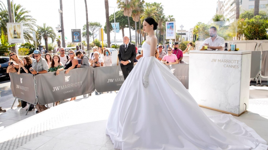 Hoa hậu chuyển giới Hương Giang lộng lẫy trên thảm đỏ LHP Cannes 2022
