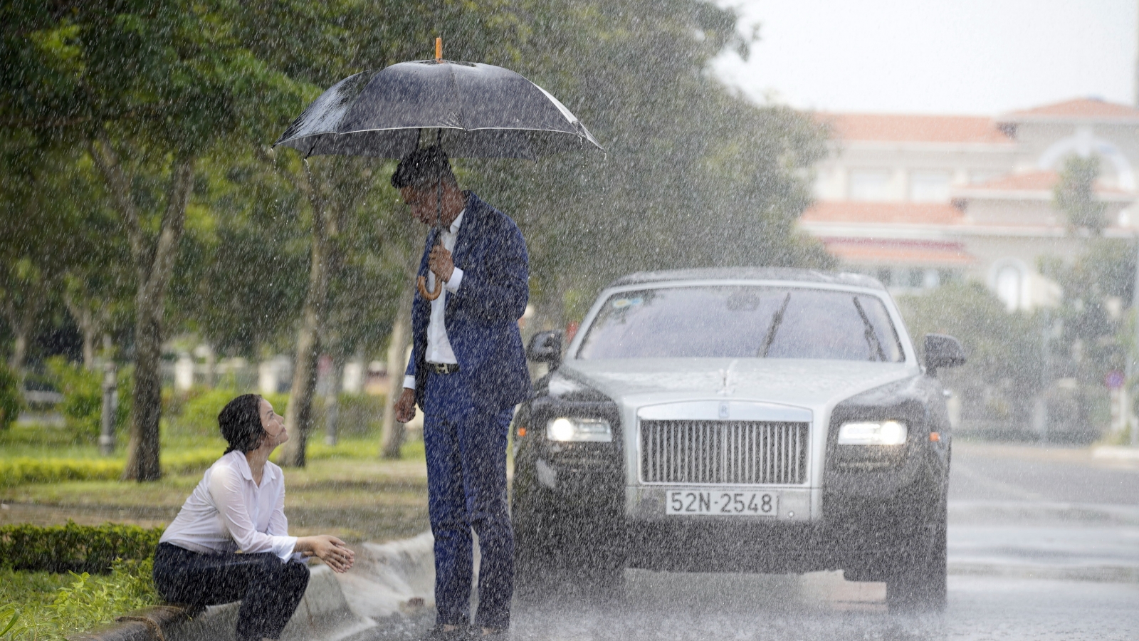 Lý Nhã Kỳ đem siêu xe, du thuyền, biệt thự dát vàng vào “Kẻ thứ 3” 