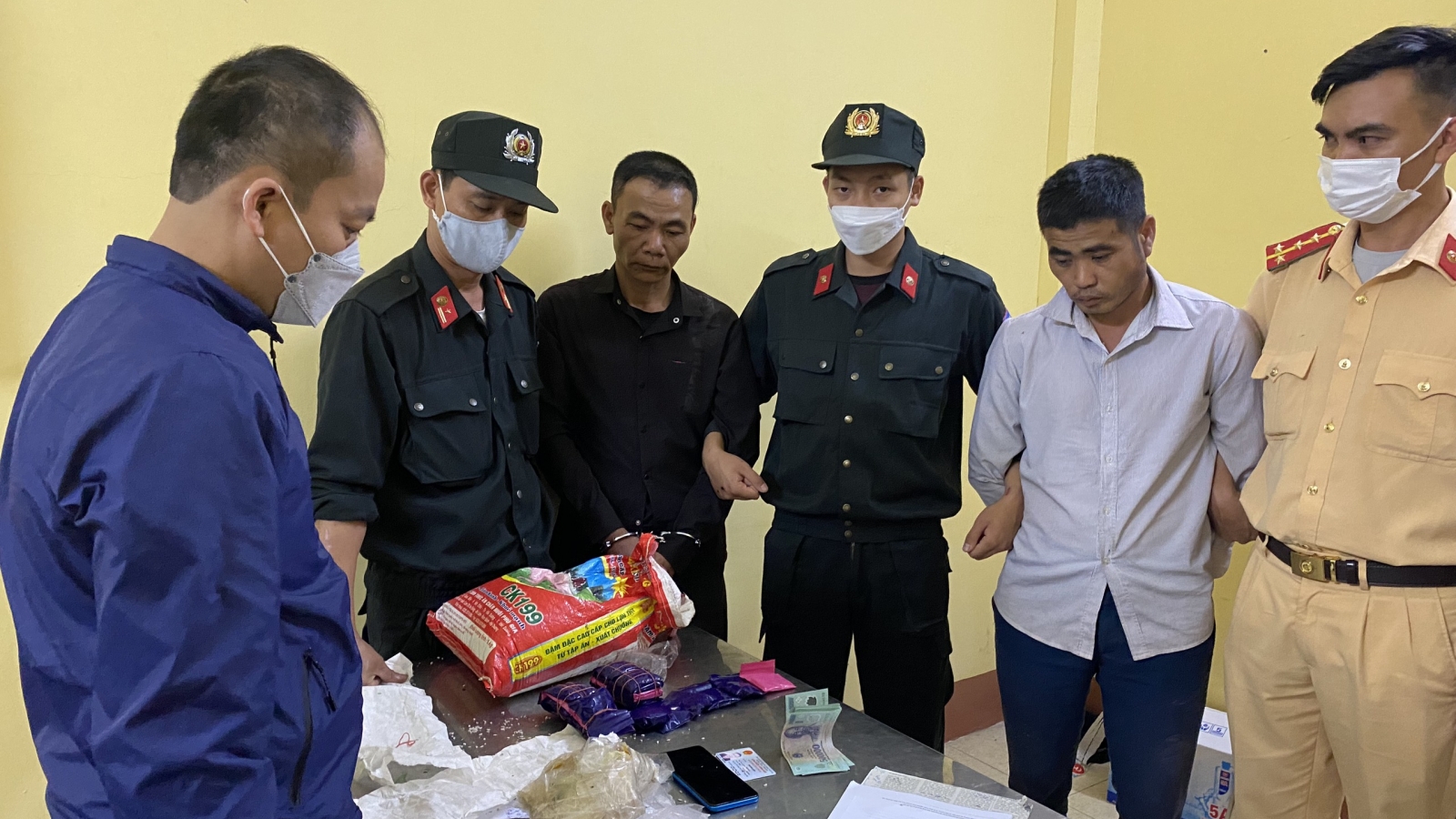 Bắt giữ 2 đối tượng mang hơn 5.000 viên ma túy từ Điện Biên về Thanh Hóa tiêu thụ